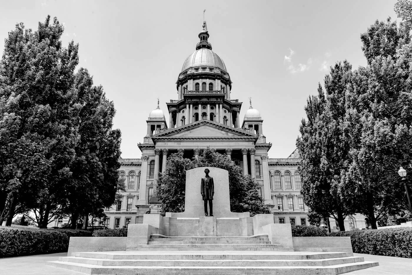 Photo of the Illinois state house in Springfield in black and white